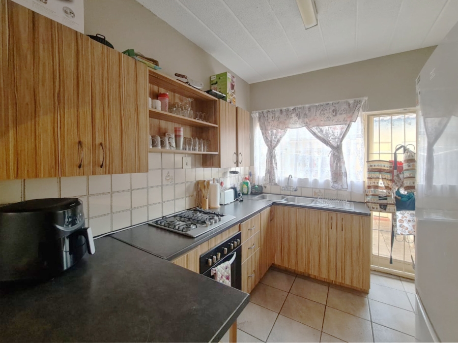 To Let 2 Bedroom Property for Rent in Ifafi North West